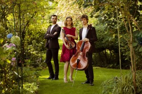 Photo 2021 - Trio Hélios format horizontal avec instruments jardin fleuri @Marine Cessat-Begler bd